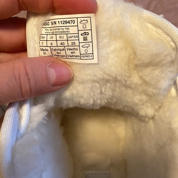 UGG unisex  Leather Boots - Picture 6 of 6